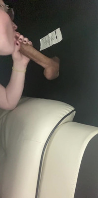 Sluttybritt babasının büyük siyah yarağını idare ediyor