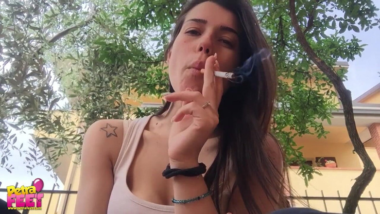 Smokin Fetish: Ela realmente sabe que gosta de fumar