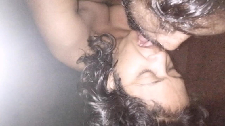 Tina Baby: 이 젖탱이를 빠는 것은 내 여동생을 법에서 발정나게 만들고 여러 가지 방법으로 나를 따먹게 만들었다.