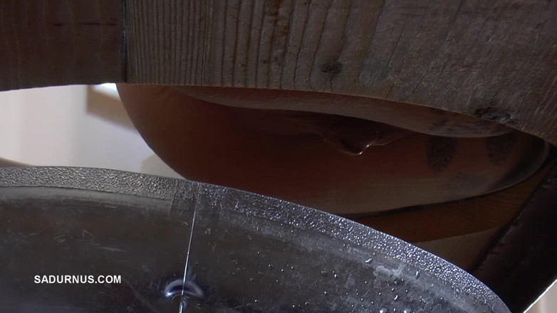 Sadurnus: Paní Cleo stříká toaletní vodu do úst otroka, který vleže ve...