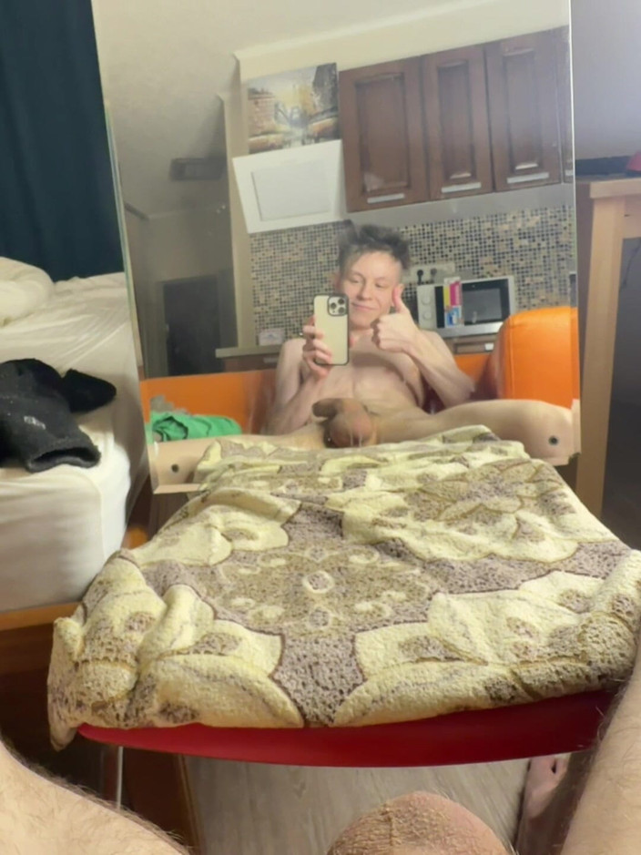 Morflot24: Cewek sange ini ngocok kontol pria ini di kamar asrama...