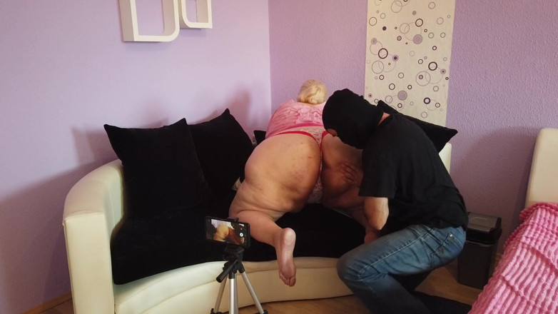 Piss and fart by dirty ladies: Sărut, lingând și mirosind fundul unei femei super-mari și frumoase