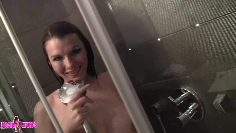 Aische Pervers: ホテルの少年がシャワーで自慰をする