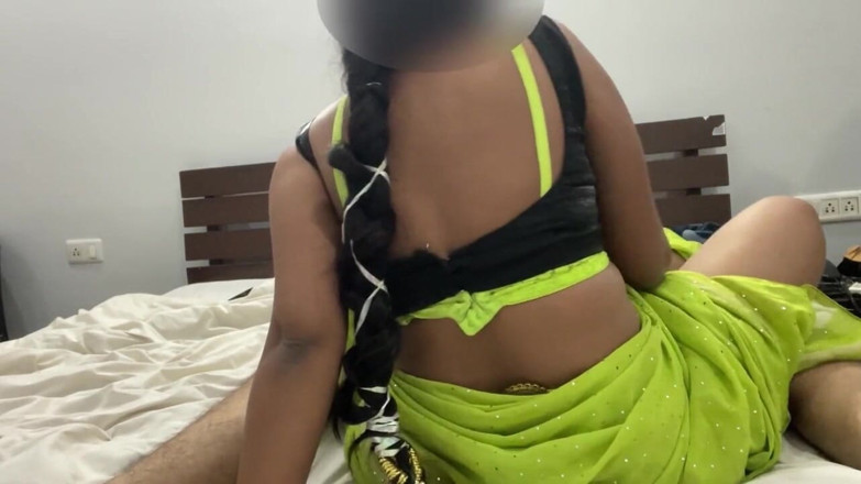 desi_babe1234: साड़ी पहनी हॉट भारतीय कमसिन नौकरानी को घर के मालिक द्वारा नंगा करके चोदा गया