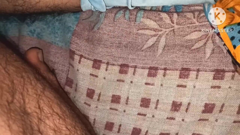 Desi__Panda: Primeira vez toque minha cueca do meio-irmão à meia-noite