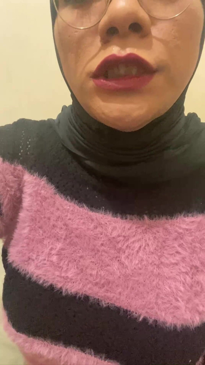 Nabillachels: Doamna Waria face o scenă BDSM online cu sclavul ei