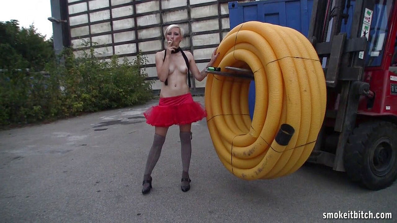 Smoke it bitch: Мила блондинка на підборах і панчохах курить на відкритому повітрі