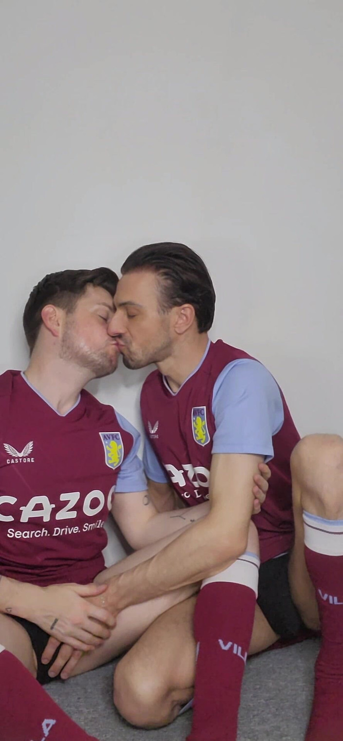 Twotwinkhusbands: Britische fußige hengste snogen im Villa-kit, bis sie verdammt kiefer...