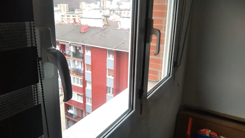 Elvissc: Ejaculare pe cupă de la un tip excitat și pulă uriașă...