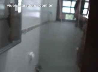 Amateurs videos: Une blonde aux belles courbes naturelles prend une douche