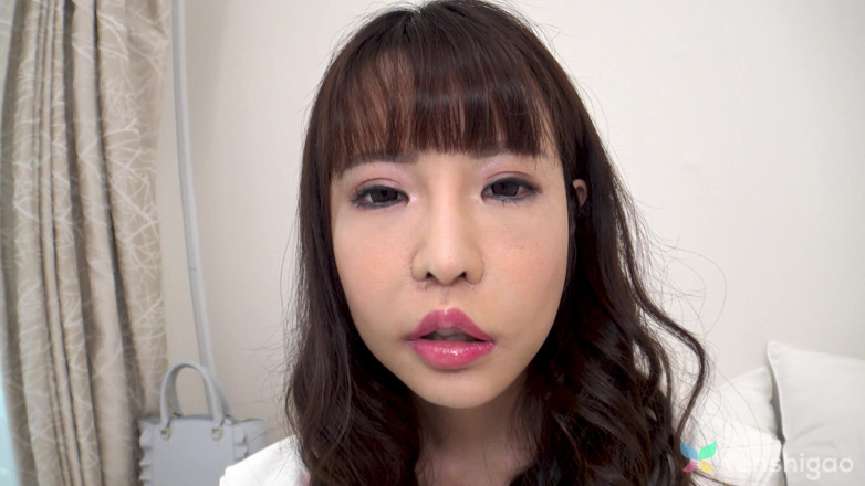 Tenshigao: Aya è una ragazza solitaria che adora andare a gatti caffè