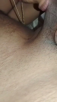 喀拉拉邦女孩把她丈夫的放在嘴里