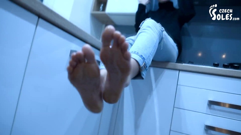 Czech Soles - foot fetish content: เท้าเปลือยแช่เมล็ดผึ้ง ฟุตเฟติชน่ากิน POV!