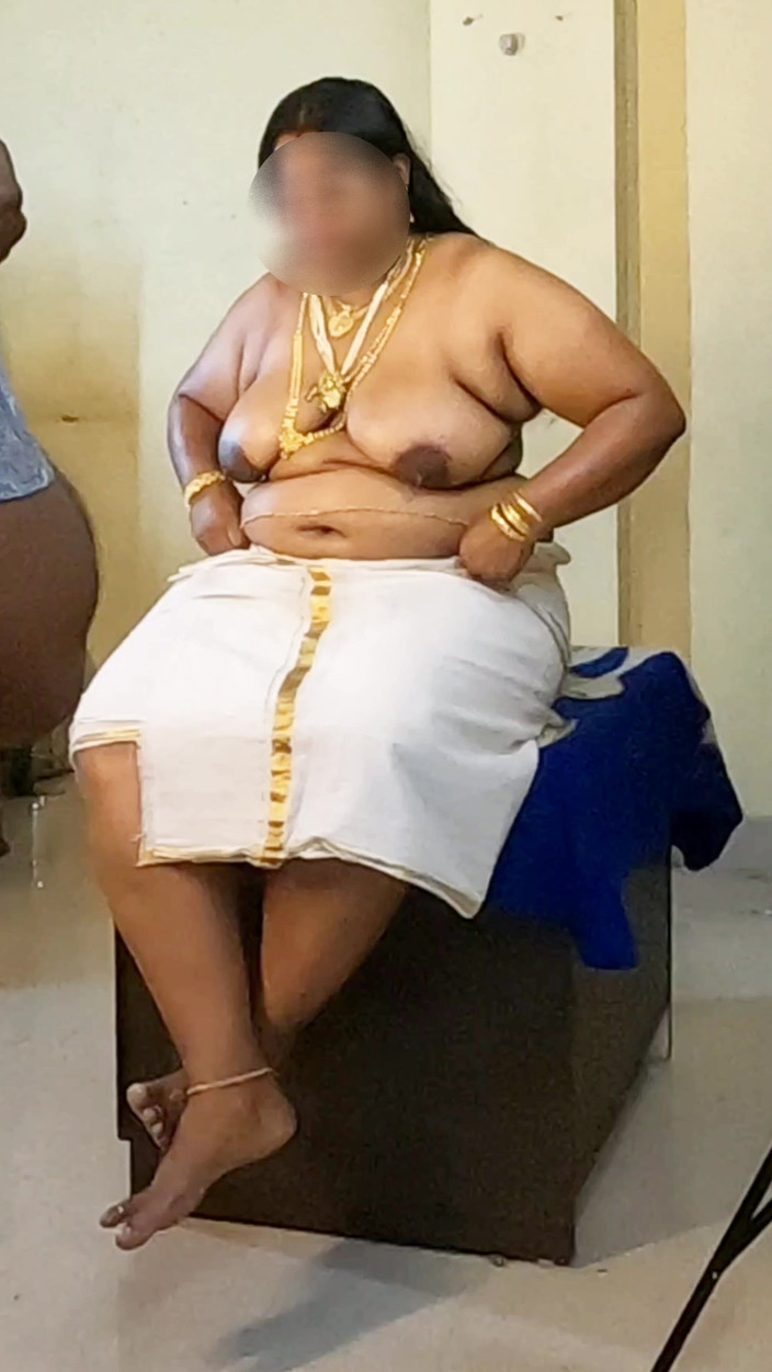 Anne Ipe: Індійська дівчина в традиційному платті, фотосесія топлес в ювелірних виробах