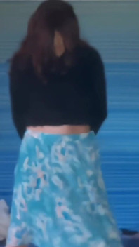 Je pose dans ma jupe verte et je la enlève pour taquiner ma bite de tapette