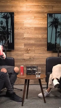 Cherie Deville Berkongkek dengan Sara Rose di Studio Podcast