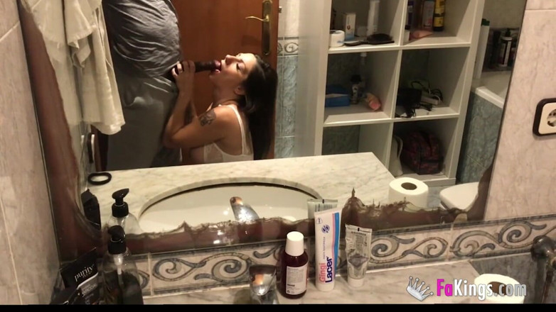 FAKings: Lily Barcelona sokaklarında çıplak vücudunu gösteriyor ve İsa'nın büyük siyah yarağı tarafından...