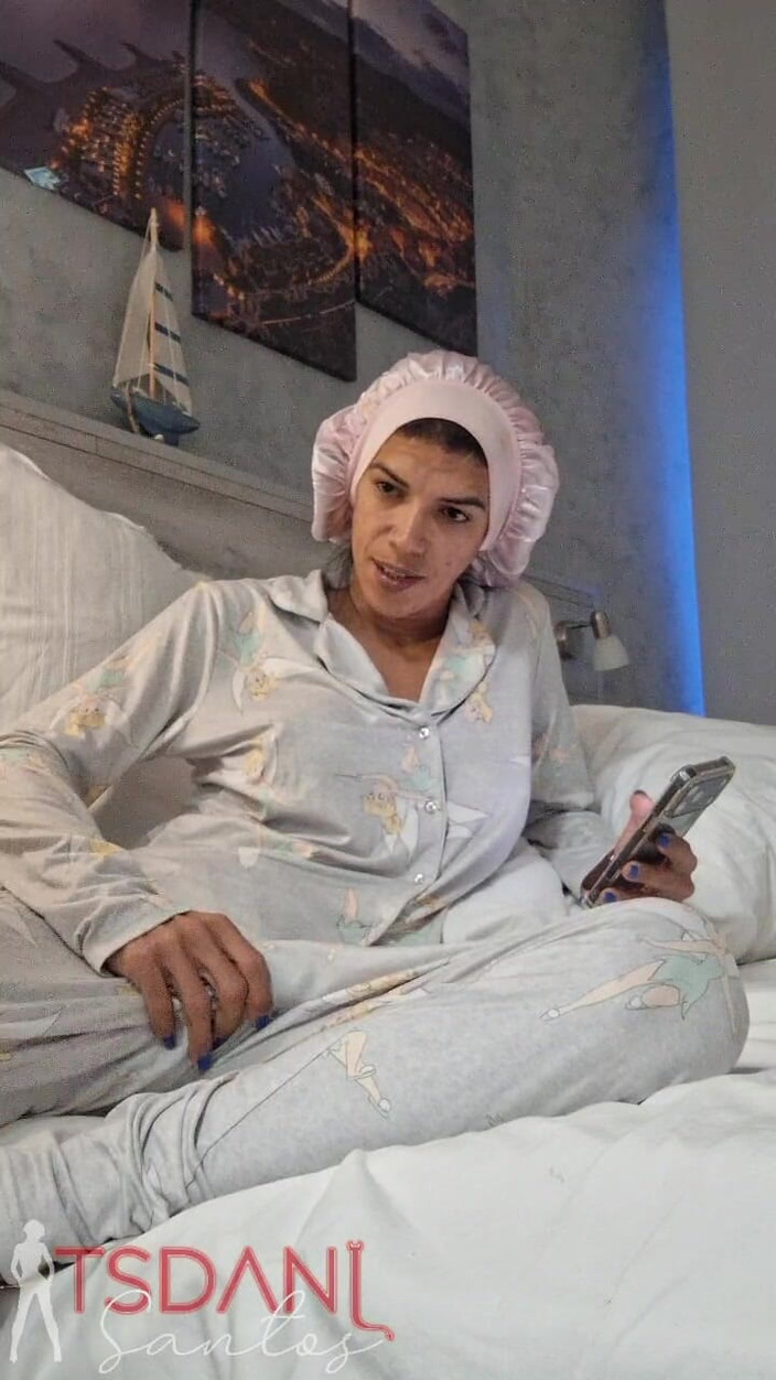 Tsdanisantos1: W domu dobrej shemale pokazując swojego kutasa