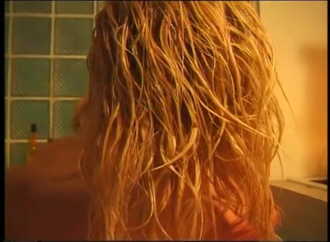 VOP Porno: Dos chicas lesbianas tetonas se follan en el baño