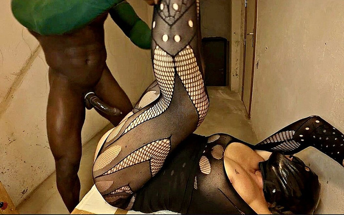 LemmePhaukYou_2: Grovt knullade min granne i källaren när hon kom ner...