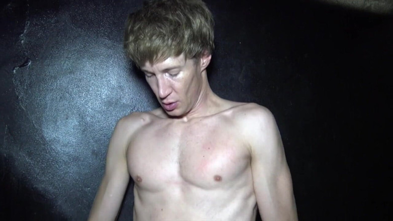 Gaybareback: Twink zerżnięta przez starszego na zapleczu