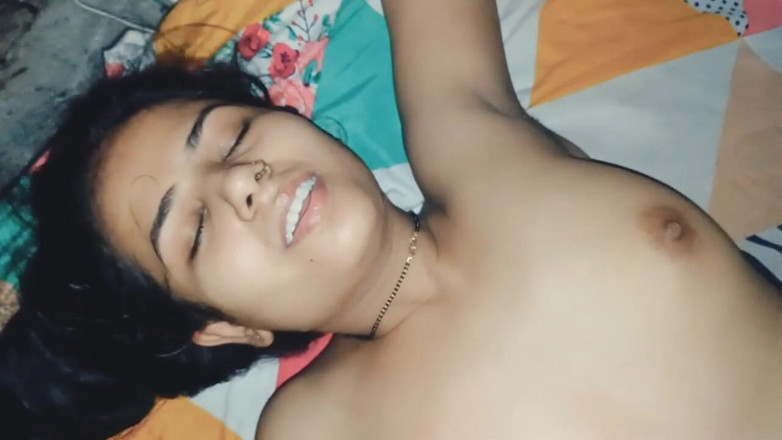 Hot Sis: kaamuk sauteli bahan bistar par masti ke saath seksi aur...