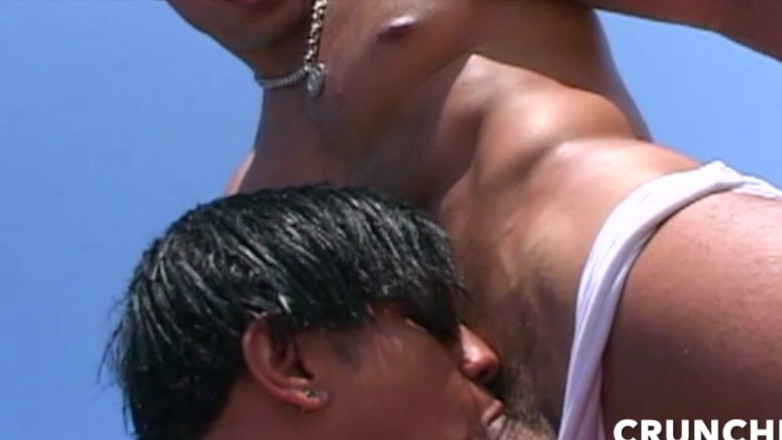 Gaybareback: Latino Twink knullar Barebac med en vän