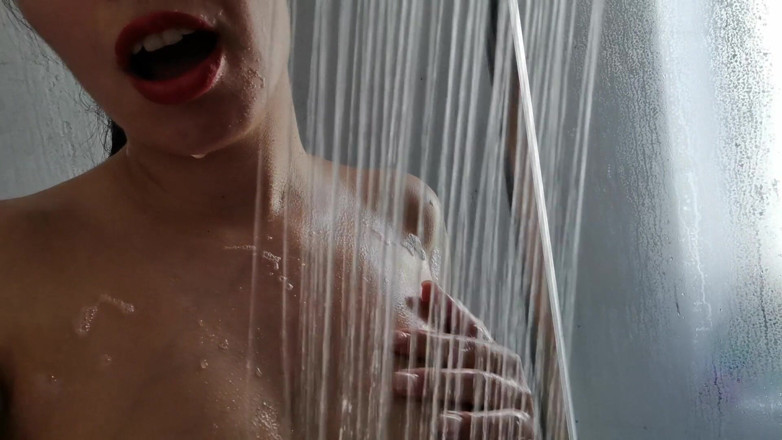 MelissaxKiki: Je joue avec mes gros nichons sous la douche