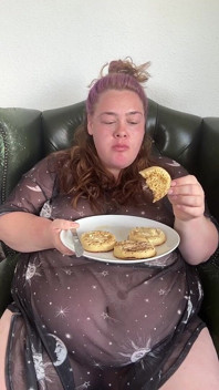 Una enorme bbw affamata si riempie a colazione