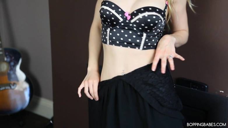 Bopping babes: Rachelle Summers - seksi siyah elbise