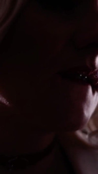 Fumar fetiche: video sexy en solo de milf rubia malcriada Arya Grander Glaminatrix de cerca de labios rojos