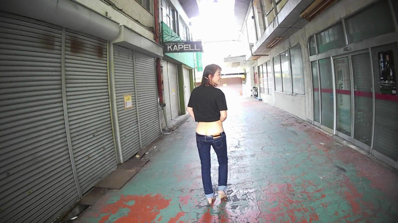 Mayumi Kanzaki: MILF in ultra low rise jeans outdoors..