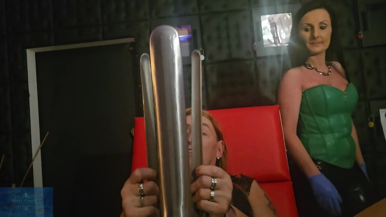 Kinky Castle: Sahibe luciana ve monique götü spekulum ve yumruk
