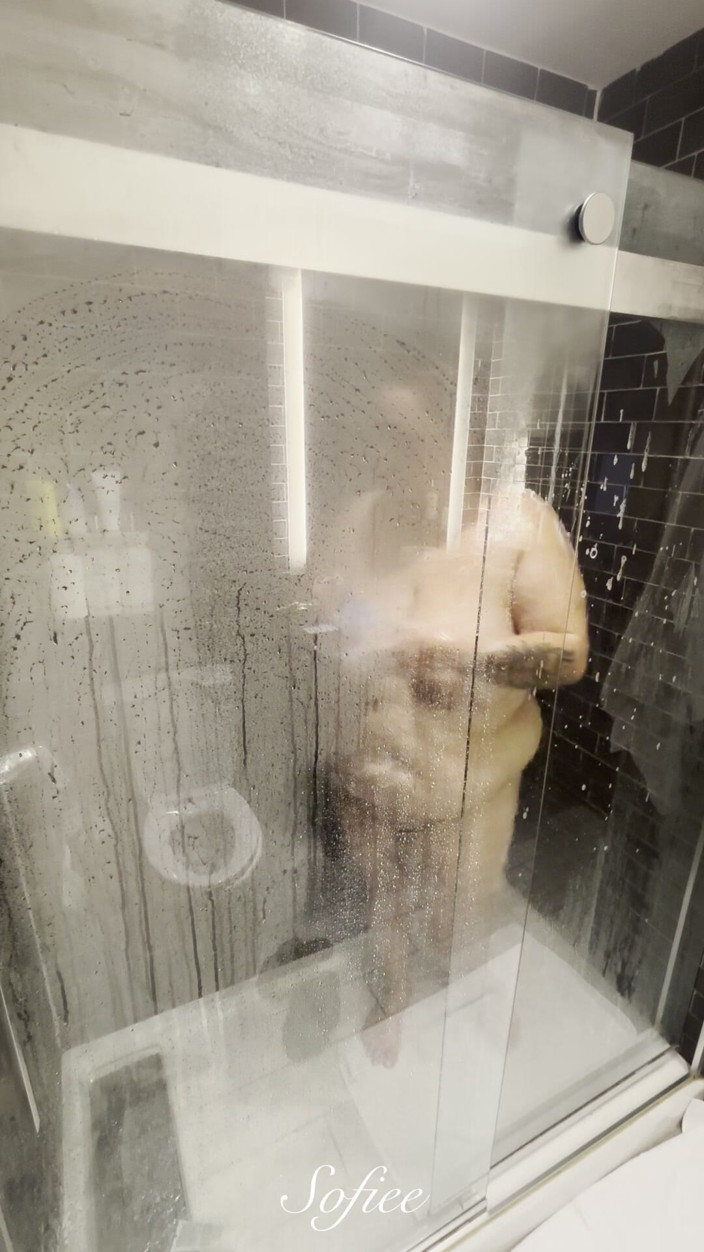 SofieeSoles: Schau zu, wie ich beim duschen dusche
