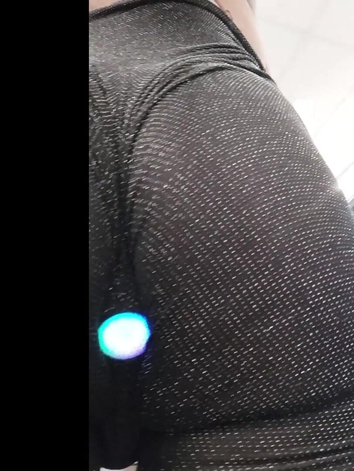 KNKY Bee: Running Errands: Bee è andato a fare shopping con spina led