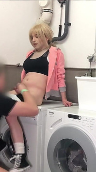 Knullad av granne i tvättstugan! Het tranny sex !! Dubbel spermasprut!