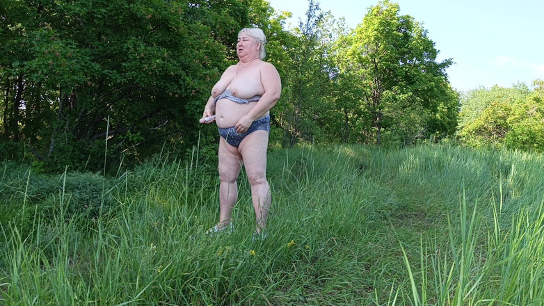 Zona901: Une petite amie se déshabille dans le parc et pisse...