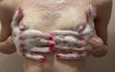 Mia Foster: Je joue avec mes seins sous la douche