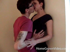 Homegrown Video: Clarabelle y Liam van duro y rápido