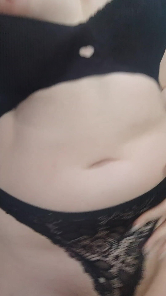 Marie_Purr: 神様!私の膣はとても濡れていて、ただイキたい!下からのカメラ