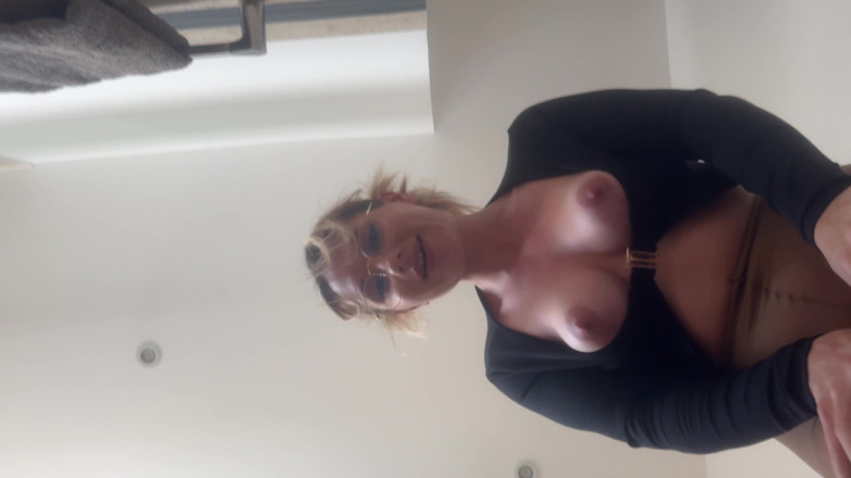 Mrs Peachesxx: Pissing on You in Pantyhose in the Women's Restroom