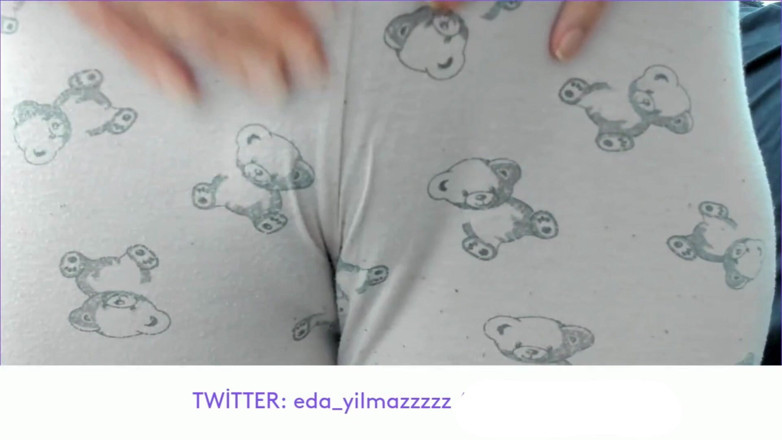 bigass_sexy_bigboobs: PAJAMA SI MASTURBA- STROFINANDO LA FIGA CON IL PIGIAMA