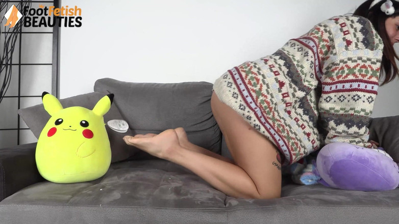 Foot Fetish HD: Brunetka lubi bawić się swoimi pluszami, ponieważ pozwala stadninie cieszyć...
