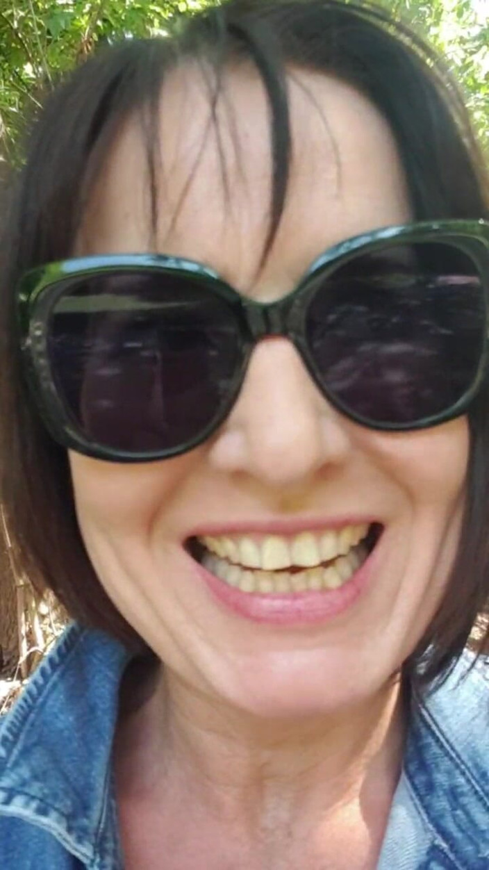 JulieEroticDress: Nuda in un luogo pubblico con squirt