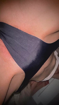 Maagdelijk meisje snuivend en close-up kijkend naar