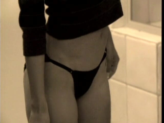 Solo Sensations: Mladá Asiatka se dotkne své kundičky a smyslně se sprchuje