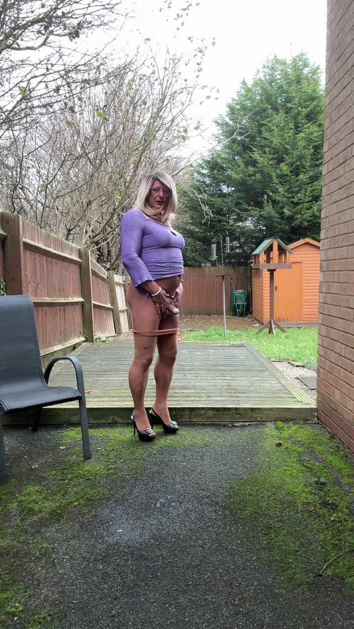 Kellycd2022: Crossdresser seksi Kellycd2022 dalam pakaian lilac dan pantyhose lancar