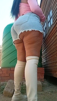 bari vaali Demin shorts, lanbe joote, aautdor!