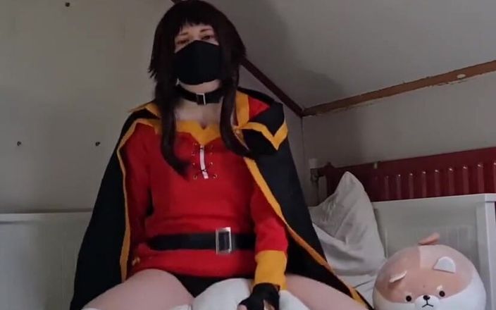 kyu_misa: Megumin va a un rapidito mientras folla una almohada
