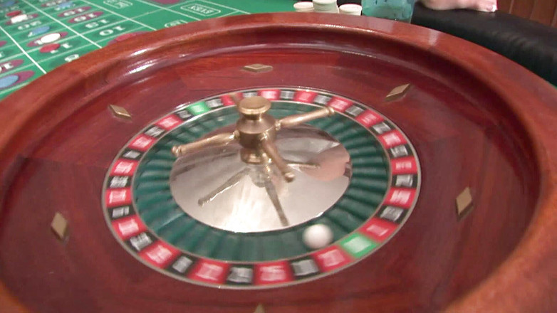 Cryptostudios: Sexy vysokoškolačky hrají hru striptýzové rulety